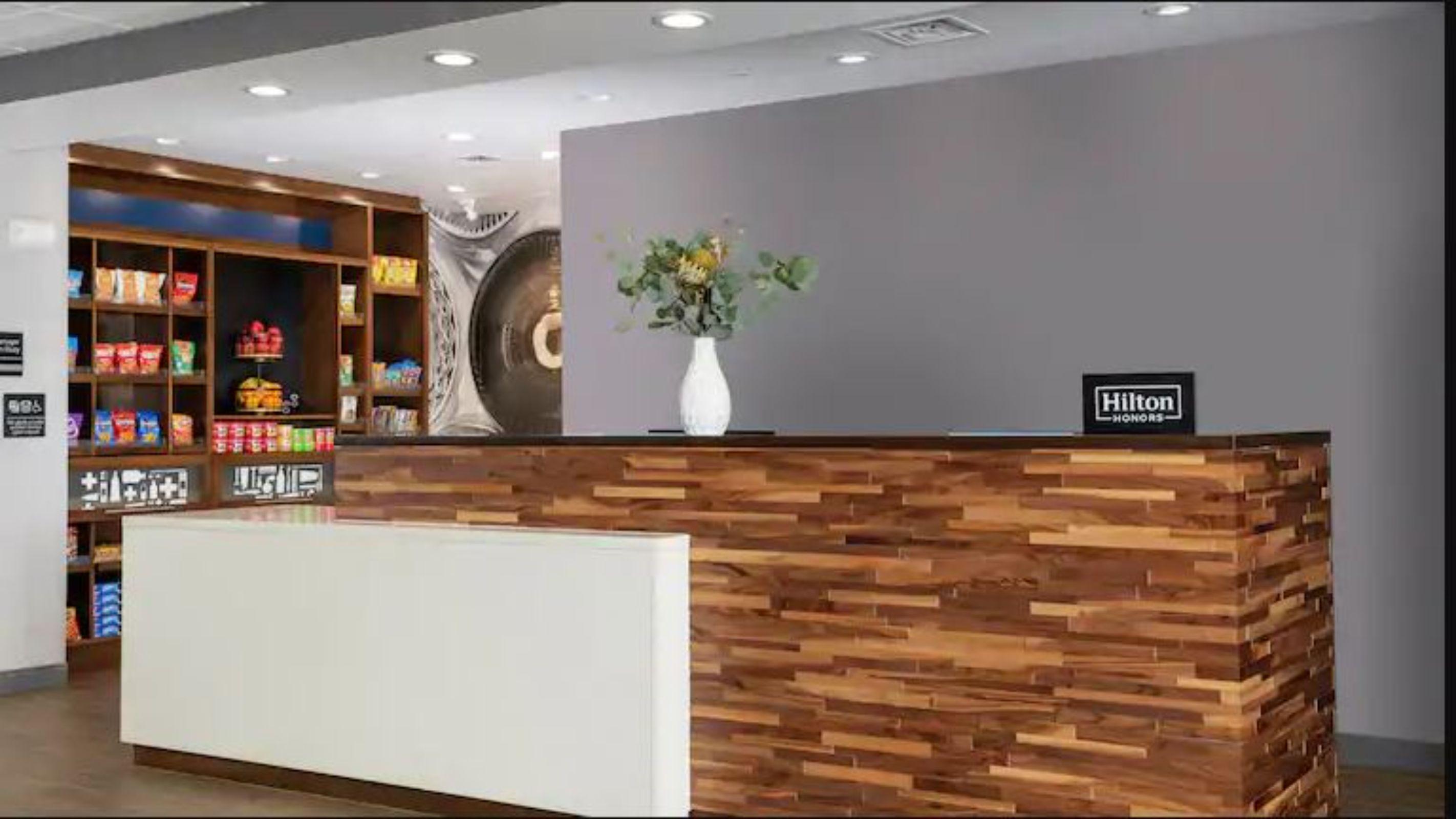 Hampton Inn Newark Airport Екстер'єр фото