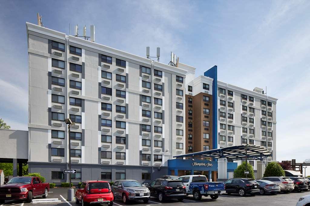 Hampton Inn Newark Airport Екстер'єр фото