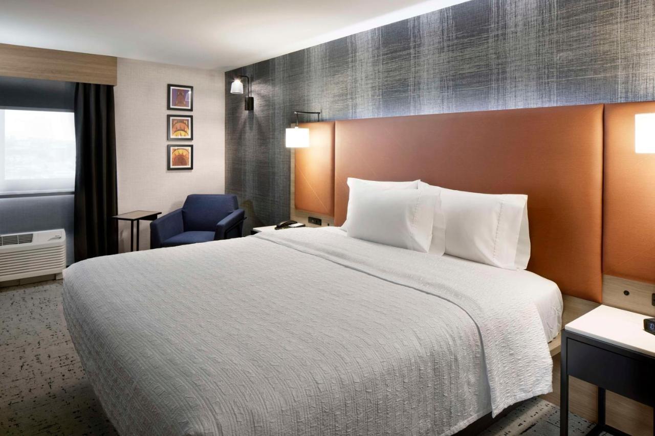 Hampton Inn Newark Airport Екстер'єр фото