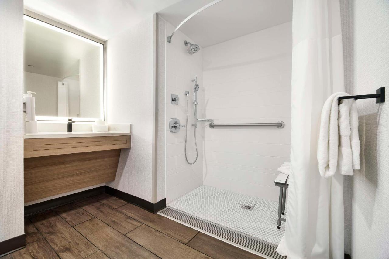 Hampton Inn Newark Airport Екстер'єр фото