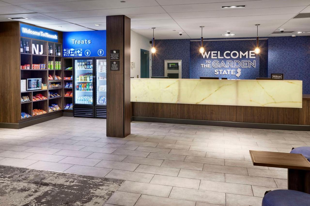 Hampton Inn Newark Airport Екстер'єр фото