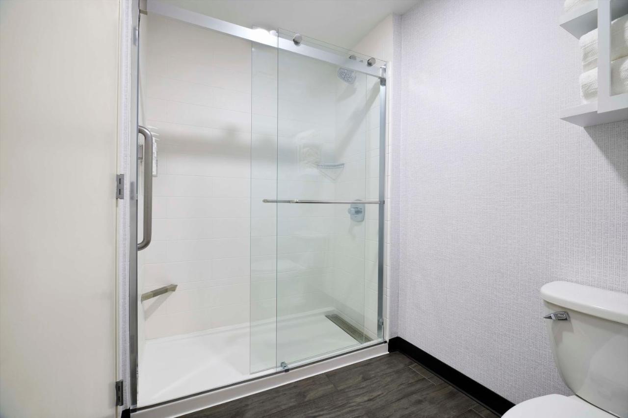 Hampton Inn Newark Airport Екстер'єр фото