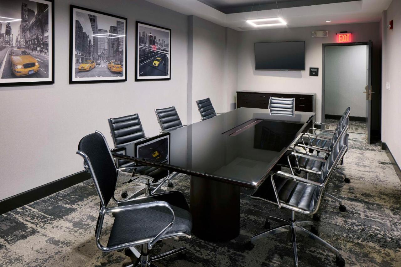 Hampton Inn Newark Airport Екстер'єр фото