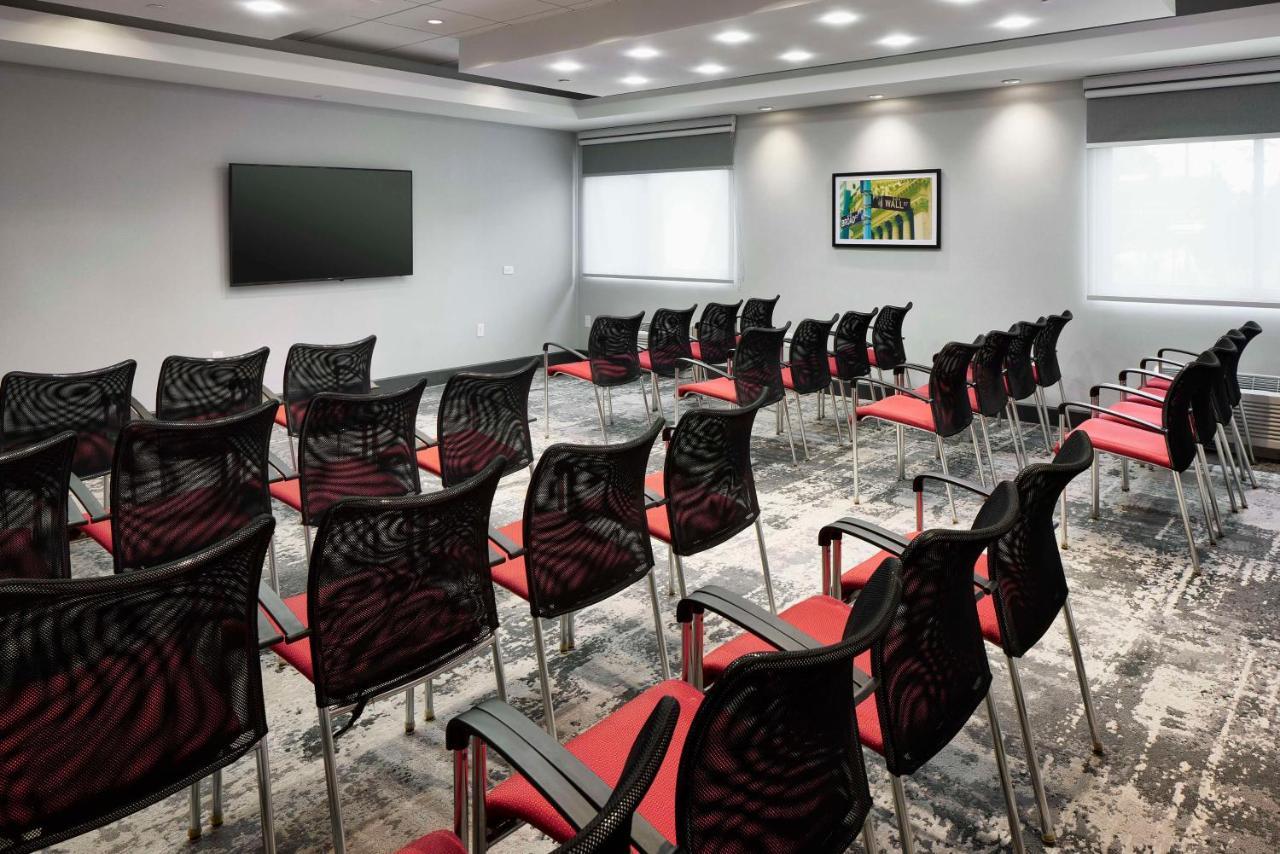 Hampton Inn Newark Airport Екстер'єр фото