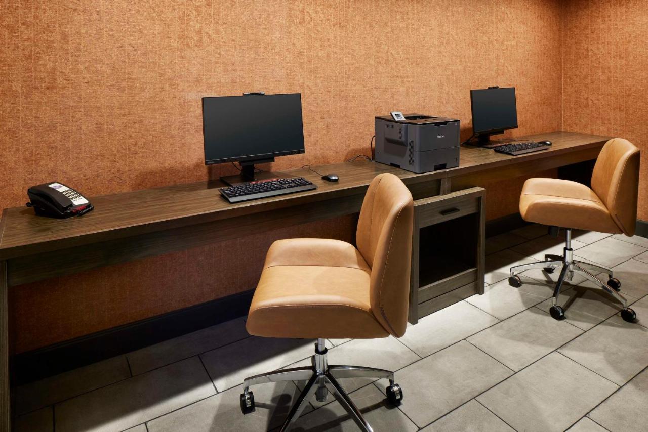 Hampton Inn Newark Airport Екстер'єр фото