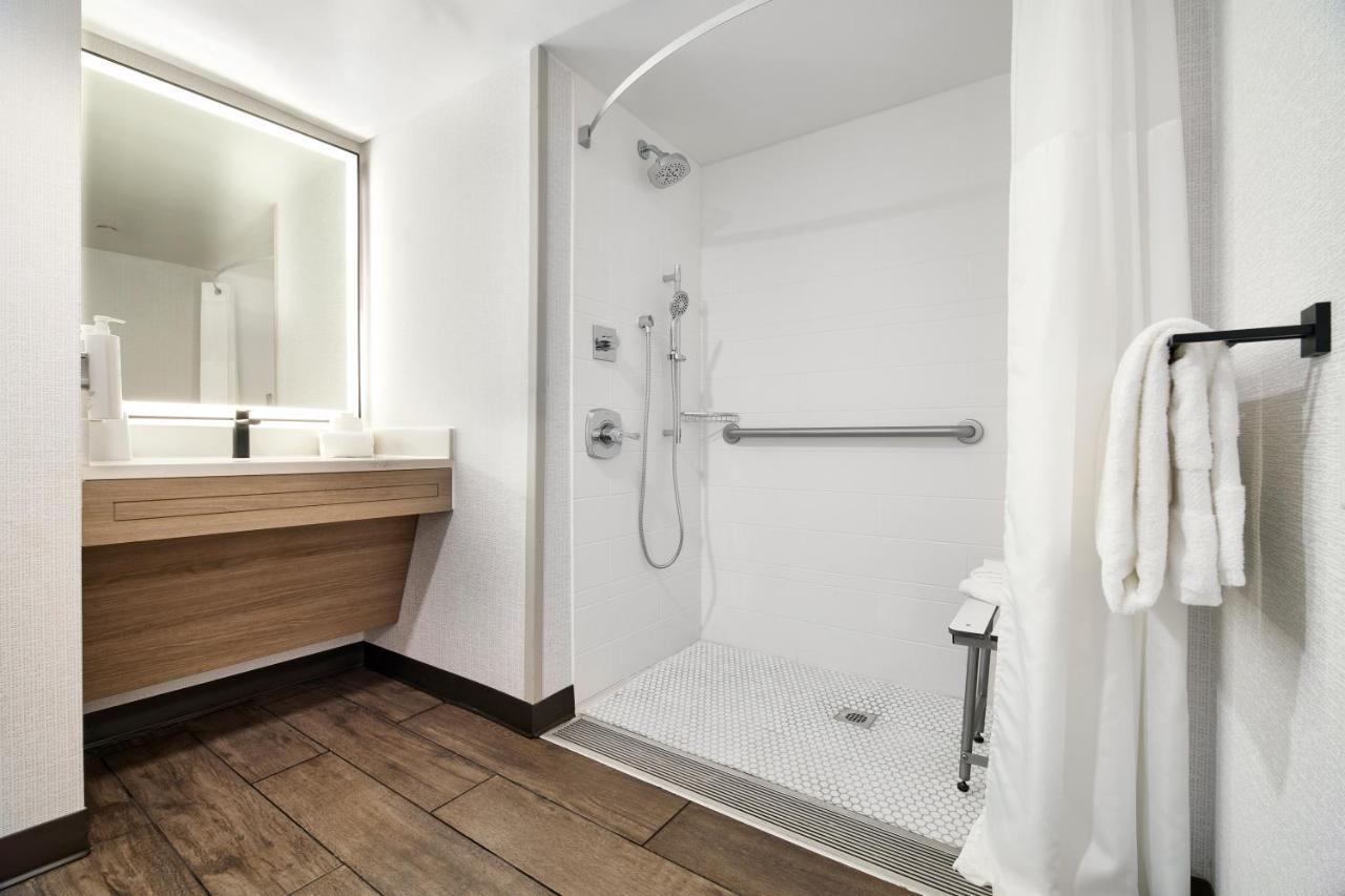 Hampton Inn Newark Airport Екстер'єр фото