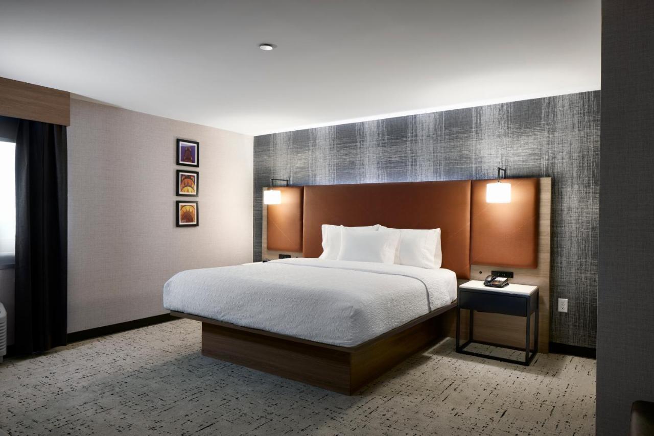 Hampton Inn Newark Airport Екстер'єр фото