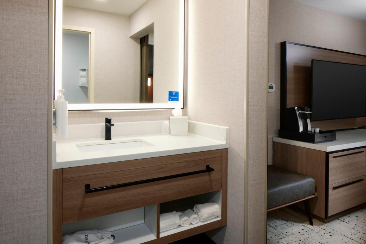 Hampton Inn Newark Airport Екстер'єр фото
