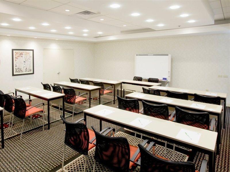 Hampton Inn Newark Airport Екстер'єр фото